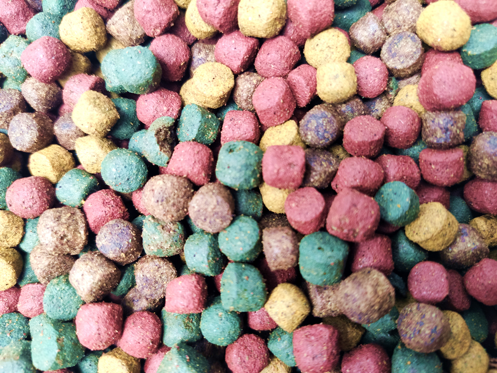 KoiMix Jumbo Koifuttermix 8mm Pellets große Koifuttermischung 4farbig Spirulina Astax 8mm 5kg Eimer